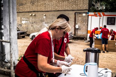 Kharkiv, Ukrayna, 30 Temmuz 2025 Kızıl Haç ve UNICEF Rus saldırısının gerçekleştiği yere cevap veriyor. Sivillerin psikolojik desteğe ihtiyacı var. Rus saldırılarının öncelikli hedefleri onlar..