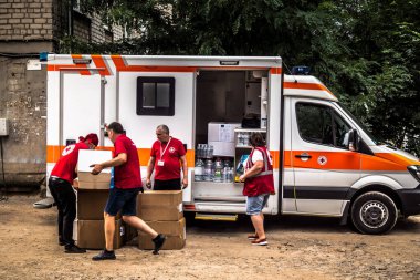 Kharkiv, Ukrayna, 30 Temmuz 2025 Kızıl Haç ve UNICEF Rus saldırısının gerçekleştiği yere cevap veriyor. Sivillerin psikolojik desteğe ihtiyacı var. Rus saldırılarının öncelikli hedefleri onlar..