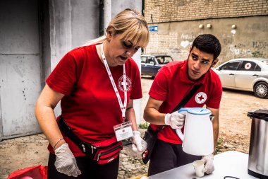 Kharkiv, Ukrayna, 30 Temmuz 2025 Kızıl Haç ve UNICEF Rus saldırısının gerçekleştiği yere cevap veriyor. Sivillerin psikolojik desteğe ihtiyacı var. Rus saldırılarının öncelikli hedefleri onlar..