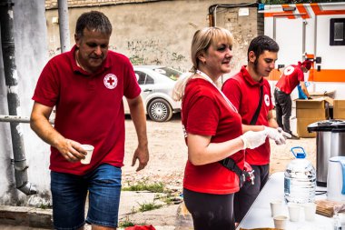 Kharkiv, Ukrayna, 30 Temmuz 2025 Kızıl Haç ve UNICEF Rus saldırısının gerçekleştiği yere cevap veriyor. Sivillerin psikolojik desteğe ihtiyacı var. Rus saldırılarının öncelikli hedefleri onlar..