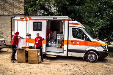 Kharkiv, Ukrayna, 30 Temmuz 2025 Kızıl Haç ve UNICEF Rus saldırısının gerçekleştiği yere cevap veriyor. Sivillerin psikolojik desteğe ihtiyacı var. Rus saldırılarının öncelikli hedefleri onlar..