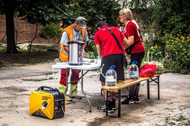 Kharkiv, Ukrayna, 30 Temmuz 2025 Kızıl Haç ve UNICEF Rus saldırısının gerçekleştiği yere cevap veriyor. Sivillerin psikolojik desteğe ihtiyacı var. Rus saldırılarının öncelikli hedefleri onlar..