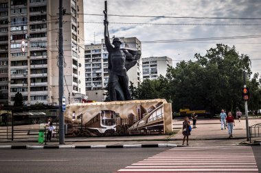 Kharkiv, Ukrayna, 31 Temmuz 2025 Barınağı Ukrayna 'nın ön cephesi yakınlarındaki Harkiv caddelerinde. Şehir savaş bölgelerine çok yakın ve her gün Rus İHA 'ları ya da füzeleri tarafından saldırıya uğruyor..