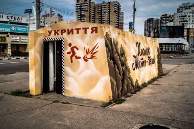 Kharkiv, Ukrayna, 31 Temmuz 2025 Barınağı Ukrayna 'nın ön cephesi yakınlarındaki Harkiv caddelerinde. Şehir savaş bölgelerine çok yakın ve her gün Rus İHA 'ları ya da füzeleri tarafından saldırıya uğruyor..