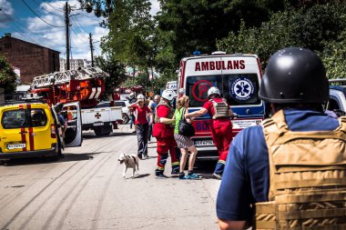 Kharkiv, Ukrayna, 31 Temmuz 2025 Gazeteciler Rusya 'ya karşı olan çatışmayı konu alıyor. Savaş haberciliği çok önemli, Rus işgalciler tarafından sivillere karşı işlenen savaş eylemleri hakkında dünyayı bilgilendiriyor..