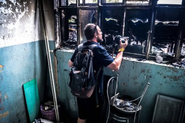 Kharkiv, Ukrayna, 31 Temmuz 2025 Gazeteciler Rusya 'ya karşı olan çatışmayı konu alıyor. Savaş haberciliği çok önemli, Rus işgalciler tarafından sivillere karşı işlenen savaş eylemleri hakkında dünyayı bilgilendiriyor..