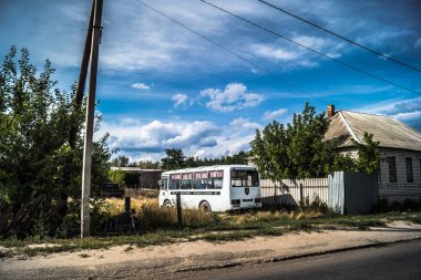 Donbass, Ukrayna, 31 Temmuz 2025 Donbass 'ın yolları ve manzarası Rusya' ya karşı yapılan savaştan yara aldı. İzium, Kharkiv bölgesinde meydana gelen büyük bir saldırı sırasında Rus ordusu tarafından hasar gördü..