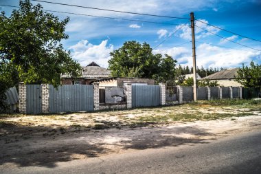 Donbass, Ukrayna, 31 Temmuz 2025 Donbass 'ın yolları ve manzarası Rusya' ya karşı yapılan savaştan yara aldı. İzium, Kharkiv bölgesinde meydana gelen büyük bir saldırı sırasında Rus ordusu tarafından hasar gördü..