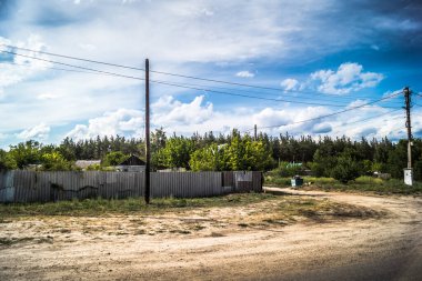 Donbass, Ukrayna, 31 Temmuz 2025 Donbass 'ın yolları ve manzarası Rusya' ya karşı yapılan savaştan yara aldı. İzium, Kharkiv bölgesinde meydana gelen büyük bir saldırı sırasında Rus ordusu tarafından hasar gördü..