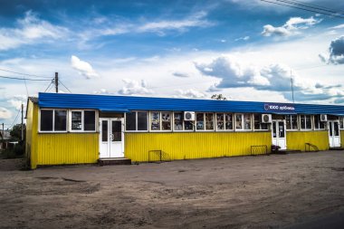 Donbass, Ukrayna, 31 Temmuz 2025 Donbass 'ın yolları ve manzarası Rusya' ya karşı yapılan savaştan yara aldı. İzium, Kharkiv bölgesinde meydana gelen büyük bir saldırı sırasında Rus ordusu tarafından hasar gördü..