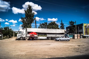 Donbass, Ukrayna, 31 Temmuz 2025 Donbass 'ın yolları ve manzarası Rusya' ya karşı yapılan savaştan yara aldı. İzium, Kharkiv bölgesinde meydana gelen büyük bir saldırı sırasında Rus ordusu tarafından hasar gördü..