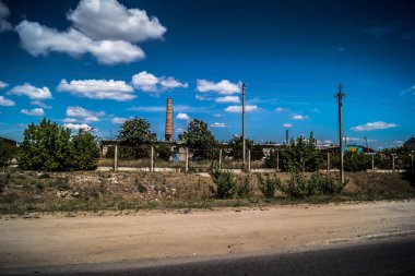 Donbass, Ukrayna, 31 Temmuz 2025 Donbass 'ın yolları ve manzarası Rusya' ya karşı yapılan savaştan yara aldı. İzium, Kharkiv bölgesinde meydana gelen büyük bir saldırı sırasında Rus ordusu tarafından hasar gördü..