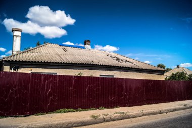 Donbass, Ukrayna, 31 Temmuz 2025 Donbass 'ın yolları ve manzarası Rusya' ya karşı yapılan savaştan yara aldı. İzium, Kharkiv bölgesinde meydana gelen büyük bir saldırı sırasında Rus ordusu tarafından hasar gördü..