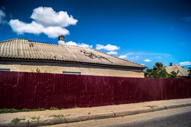 Donbass, Ukrayna, 31 Temmuz 2025 Donbass 'ın yolları ve manzarası Rusya' ya karşı yapılan savaştan yara aldı. İzium, Kharkiv bölgesinde meydana gelen büyük bir saldırı sırasında Rus ordusu tarafından hasar gördü..