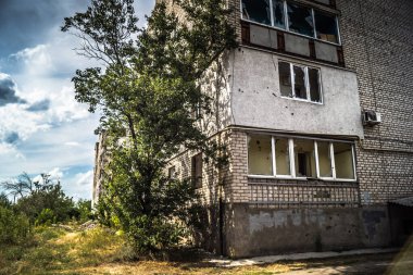 Donbass, Ukrayna, 31 Temmuz 2025 Donbass 'ın yolları ve manzarası Rusya' ya karşı yapılan savaştan yara aldı. İzium, Kharkiv bölgesinde meydana gelen büyük bir saldırı sırasında Rus ordusu tarafından hasar gördü..