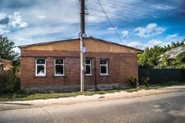 Donbass, Ukrayna, 31 Temmuz 2025 Donbass 'ın yolları ve manzarası Rusya' ya karşı yapılan savaştan yara aldı. İzium, Kharkiv bölgesinde meydana gelen büyük bir saldırı sırasında Rus ordusu tarafından hasar gördü..