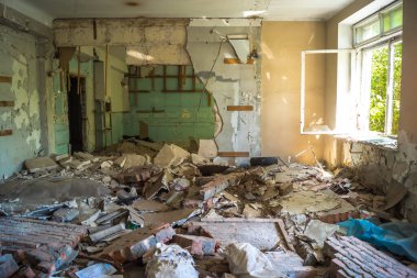 Sloviensk, Ukrayna, 2 Ağustos 2025 Rus topçu saldırıları sonucu ağır hasar gören ve Donbass 'taki Sloviensk' te tamamen terk edilmiş bir bina..