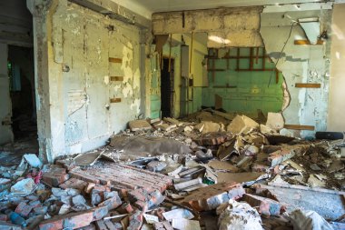 Sloviensk, Ukrayna, 2 Ağustos 2025 Rus topçu saldırıları sonucu ağır hasar gören ve Donbass 'taki Sloviensk' te tamamen terk edilmiş bir bina..