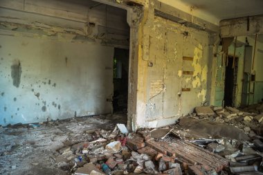 Sloviensk, Ukrayna, 2 Ağustos 2025 Rus topçu saldırıları sonucu ağır hasar gören ve Donbass 'taki Sloviensk' te tamamen terk edilmiş bir bina..