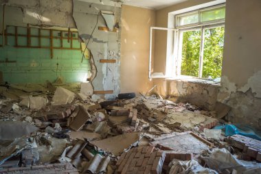 Sloviensk, Ukrayna, 2 Ağustos 2025 Rus topçu saldırıları sonucu ağır hasar gören ve Donbass 'taki Sloviensk' te tamamen terk edilmiş bir bina..