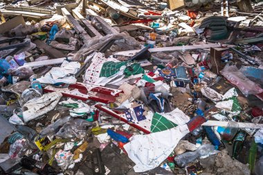 Izium, Ukrayna, 3 Ağustos 2022 İzium yolu savaş tarafından işaretlenmiştir. İzium, 2022 'deki işgalin başında Kharkiv bölgesinde meydana gelen büyük bir saldırı sırasında Rus ordusu tarafından hasar gördü..