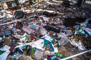 Izium, Ukrayna, 3 Ağustos 2022 İzium yolu savaş tarafından işaretlenmiştir. İzium, 2022 'deki işgalin başında Kharkiv bölgesinde meydana gelen büyük bir saldırı sırasında Rus ordusu tarafından hasar gördü..