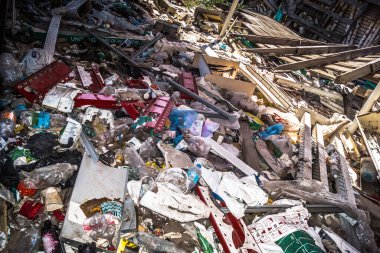 Izium, Ukrayna, 3 Ağustos 2022 İzium yolu savaş tarafından işaretlenmiştir. İzium, 2022 'deki işgalin başında Kharkiv bölgesinde meydana gelen büyük bir saldırı sırasında Rus ordusu tarafından hasar gördü..