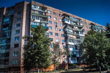 Izium, Ukrayna, 3 Ağustos 2022 İzium yolu savaş tarafından işaretlenmiştir. İzium, 2022 'deki işgalin başında Kharkiv bölgesinde meydana gelen büyük bir saldırı sırasında Rus ordusu tarafından hasar gördü..