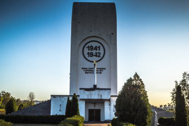 Kharkiv, Ukrayna, 3 Ağustos 2025 Kharkiv dışındaki Drobitsky Yar Soykırım Anıtı 'nda cinayet mahalli Panoraması. Anıt kompleksi, Naziler tarafından katledilen yaklaşık 15.000 Yahudi 'yi anmaktadır..