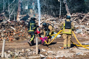Kramatorsk, Ukrayna, 2 Ağustos 2025 Rus saldırısı Kramatorsk 'un merkezindeki bir yerleşim yerine. İtfaiyeciler, balistik bir füze tarafından yok edilen binanın olay yerindeler..
