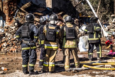 Kramatorsk, Ukrayna, 2 Ağustos 2025 Rus saldırısı Kramatorsk 'un merkezindeki bir yerleşim yerine. İtfaiyeciler, balistik bir füze tarafından yok edilen binanın olay yerindeler..