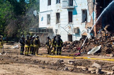 Kramatorsk, Ukrayna, 2 Ağustos 2025 Rus saldırısı Kramatorsk 'un merkezindeki bir yerleşim yerine. İtfaiyeciler, balistik bir füze tarafından yok edilen binanın olay yerindeler..