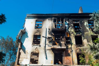 Kramatorsk, Ukrayna, 2 Ağustos 2025 Rus saldırısı Kramatorsk 'un merkezindeki bir yerleşim yerine. İtfaiyeciler, balistik bir füze tarafından yok edilen binanın olay yerindeler..