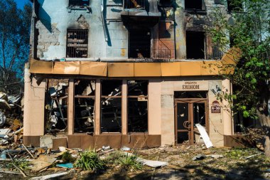 Kramatorsk, Ukrayna, 2 Ağustos 2025 Rus saldırısı Kramatorsk 'un merkezindeki bir yerleşim yerine. İtfaiyeciler, balistik bir füze tarafından yok edilen binanın olay yerindeler..