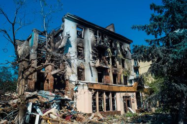 Kramatorsk, Ukrayna, 2 Ağustos 2025 Rus saldırısı Kramatorsk 'un merkezindeki bir yerleşim yerine. İtfaiyeciler, balistik bir füze tarafından yok edilen binanın olay yerindeler..