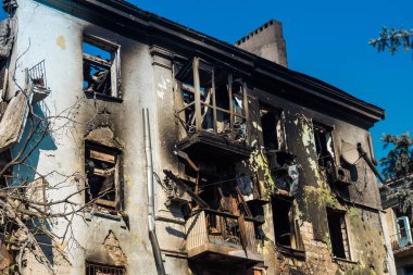 Kramatorsk, Ukrayna, 2 Ağustos 2025 Rus saldırısı Kramatorsk 'un merkezindeki bir yerleşim yerine. İtfaiyeciler, balistik bir füze tarafından yok edilen binanın olay yerindeler..