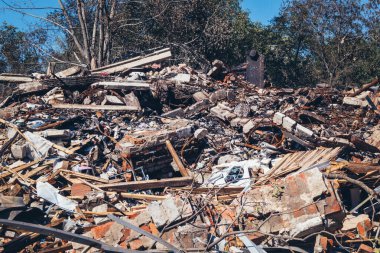 Kramatorsk, Ukrayna, 2 Ağustos 2025 Rus saldırısı Kramatorsk 'un merkezindeki bir yerleşim yerine. İtfaiyeciler, balistik bir füze tarafından yok edilen binanın olay yerindeler..