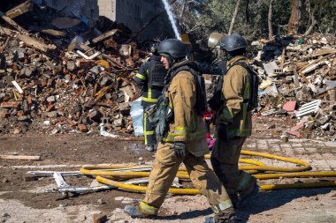 Kramatorsk, Ukrayna, 2 Ağustos 2025 Rus saldırısı Kramatorsk 'un merkezindeki bir yerleşim yerine. İtfaiyeciler, balistik bir füze tarafından yok edilen binanın olay yerindeler..