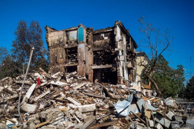 Kramatorsk, Ukrayna, 2 Ağustos 2025 Rus saldırısı Kramatorsk 'un merkezindeki bir yerleşim yerine. İtfaiyeciler, balistik bir füze tarafından yok edilen binanın olay yerindeler..