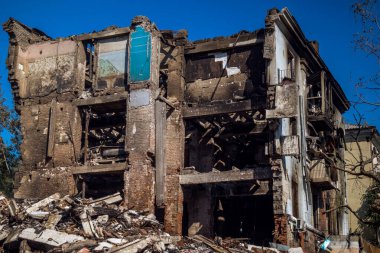 Kramatorsk, Ukrayna, 2 Ağustos 2025 Rus saldırısı Kramatorsk 'un merkezindeki bir yerleşim yerine. İtfaiyeciler, balistik bir füze tarafından yok edilen binanın olay yerindeler..