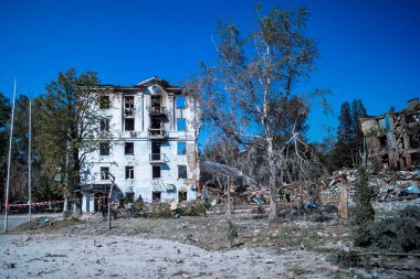 Kramatorsk, Ukrayna, 2 Ağustos 2025 Rus saldırısı Kramatorsk 'un merkezindeki bir yerleşim yerine. İtfaiyeciler, balistik bir füze tarafından yok edilen binanın olay yerindeler..