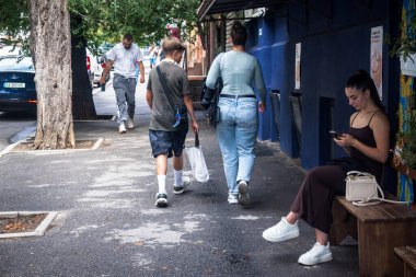 Kharkiv, Ukrayna, 4 Ağustos 2025 Ukrayna 'nın ön cephesi yakınlarındaki Harkiv caddeleri. Şehir savaş bölgelerine çok yakın ve her gün Rus İHA 'ları ya da füzeleri tarafından saldırıya uğruyor..