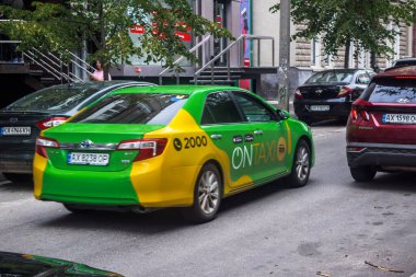 Kharkiv, Ukrayna, 4 Ağustos 2025 Ukrayna 'nın ön cephesi yakınlarındaki Harkiv caddeleri. Şehir savaş bölgelerine çok yakın ve her gün Rus İHA 'ları ya da füzeleri tarafından saldırıya uğruyor..