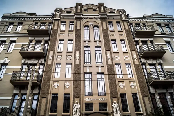 Kharkiv, Ukrayna, 4 Ağustos 2025 Ukrayna 'nın ön cephesi yakınlarındaki Harkiv caddeleri. Şehir savaş bölgelerine çok yakın ve her gün Rus İHA 'ları ya da füzeleri tarafından saldırıya uğruyor..