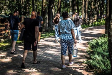 Lisne, Ukrayna, 5 Ağustos 2025 Feldman Ecopark, çocuklar için hayvan bakımı ve terapiyi özel ihtiyaçlarla birleştiren bir peyzaj parkı. Bölge 2022 yılında Rus ordusu tarafından işgal edildi..