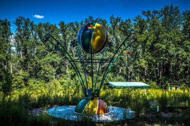 Lisne, Ukrayna, 5 Ağustos 2025 Feldman Ecopark, çocuklar için hayvan bakımı ve terapiyi özel ihtiyaçlarla birleştiren bir peyzaj parkı. Bölge 2022 yılında Rus ordusu tarafından işgal edildi..