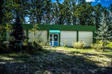 Lisne, Ukrayna, 5 Ağustos 2025 Feldman Ecopark, çocuklar için hayvan bakımı ve terapiyi özel ihtiyaçlarla birleştiren bir peyzaj parkı. Bölge 2022 yılında Rus ordusu tarafından işgal edildi..