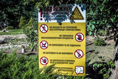 Lisne, Ukrayna, 5 Ağustos 2025 Feldman Ecopark, çocuklar için hayvan bakımı ve terapiyi özel ihtiyaçlarla birleştiren bir peyzaj parkı. Bölge 2022 yılında Rus ordusu tarafından işgal edildi..