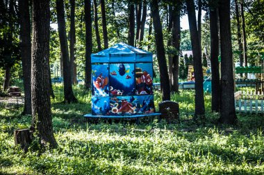 Lisne, Ukrayna, 5 Ağustos 2025 Feldman Ecopark, çocuklar için hayvan bakımı ve terapiyi özel ihtiyaçlarla birleştiren bir peyzaj parkı. Bölge 2022 yılında Rus ordusu tarafından işgal edildi..