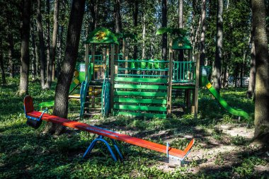 Lisne, Ukrayna, 5 Ağustos 2025 Feldman Ecopark, çocuklar için hayvan bakımı ve terapiyi özel ihtiyaçlarla birleştiren bir peyzaj parkı. Bölge 2022 yılında Rus ordusu tarafından işgal edildi..